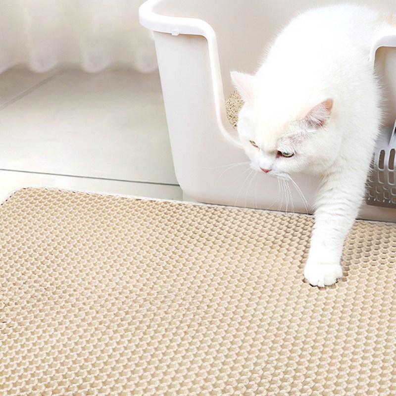 고양이 화장실 모래가 집안까지 굴러다닐 때|벌집 모래매트 활용법 3 고양이가 화장실에서 나와 벌집 구조 모래매트를 밟는 모습